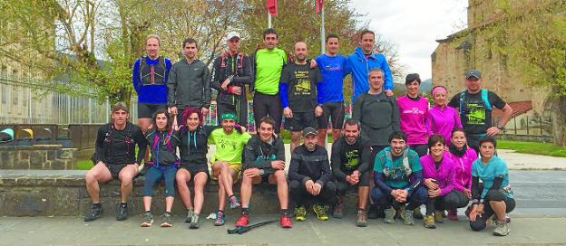 Corredores participantes en la 'quedada' de las carreras entre Segura-Zerain del 5 de mayo. 