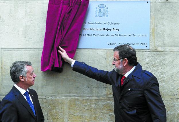 Urkullu y Rajoy descubren la placa de inicio de las obras del Centro Memorial de Víctimas del Terrorismo, en Vitoria.