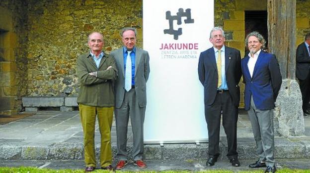 Ignacio Chillida, Jesús Ugalde, Pedro Miguel Etxenike y Jesús Mari Lazkano, ayer junto a la imagen creada por Eduardo Chillida.