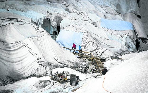 Las mantas térmicas reflectantes cubren las partes del glaciar más expuestas al sol. Una pasarela facilita el acceso a los visitantes. 