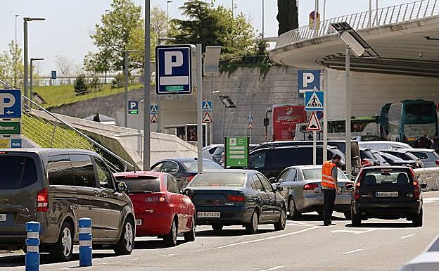 Coches colapsando el parking del aeropuerto. 