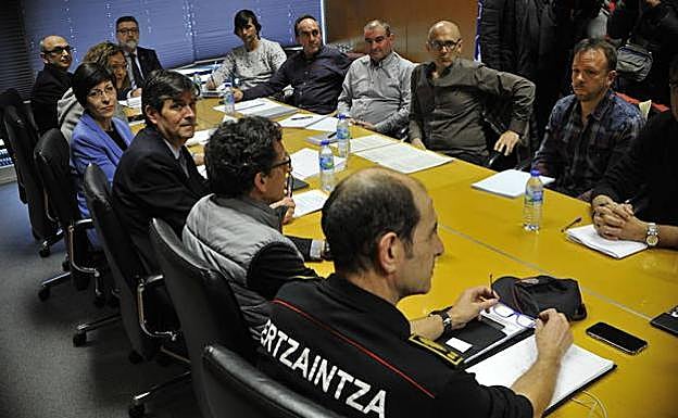 Imagen de archivo de la consejera con los sindicatos.