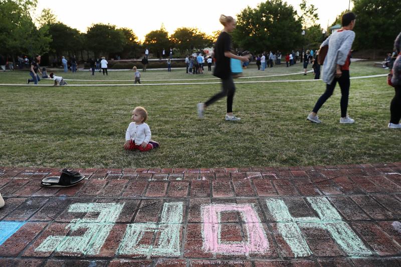 Las calles, aceras y muros se llenan de mensajes contra el racismo. Los vecinos de Newman, en Georgia, Estados Unidos, reivindican por toda la ciudad mensajes en contra del Rally que ha organizado el movimiento Nacional Socialista, uno de los grupo Neo-nazis de Estados Unidos. 