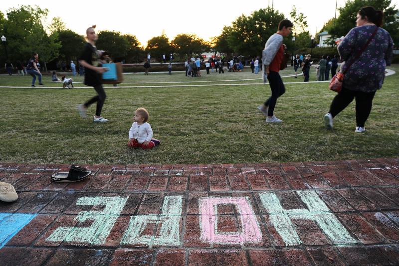 Las calles, aceras y muros se llenan de mensajes contra el racismo. Los vecinos de Newman, en Georgia, Estados Unidos, reivindican por toda la ciudad mensajes en contra del Rally que ha organizado el movimiento Nacional Socialista, uno de los grupo Neo-nazis de Estados Unidos. 