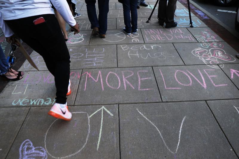 Las calles, aceras y muros se llenan de mensajes contra el racismo. Los vecinos de Newman, en Georgia, Estados Unidos, reivindican por toda la ciudad mensajes en contra del Rally que ha organizado el movimiento Nacional Socialista, uno de los grupo Neo-nazis de Estados Unidos. 