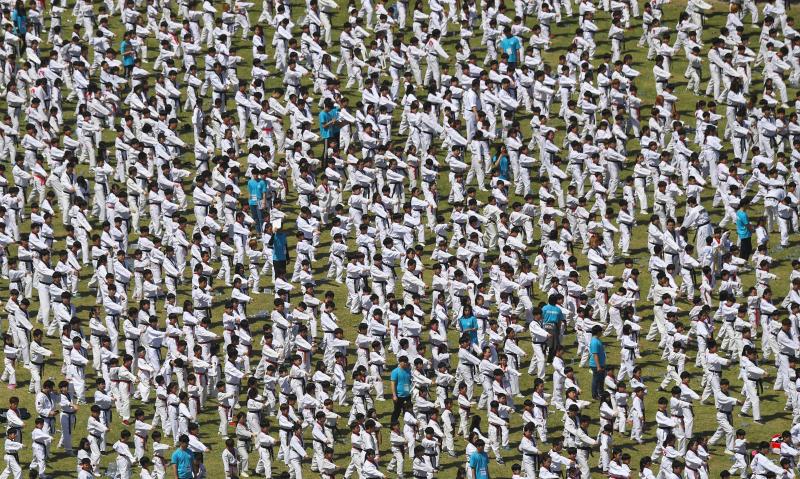 Diez mil deportistas de Taekwondo participan en una exhibición, delante del edificio de la Asamblea Nacional de Corea del Sur, en Seúl, para celebrar la declaración de este arte marcial como deporte oficial patrocinado por el Estado y para intentar marcar un nuevo récord Guinness de participantes. 