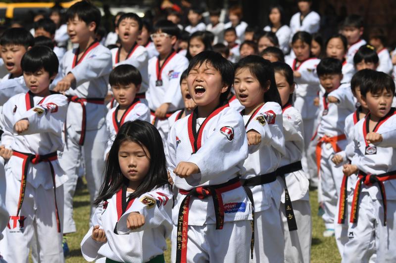 Diez mil deportistas de Taekwondo participan en una exhibición, delante del edificio de la Asamblea Nacional de Corea del Sur, en Seúl, para celebrar la declaración de este arte marcial como deporte oficial patrocinado por el Estado y para intentar marcar un nuevo récord Guinness de participantes. 