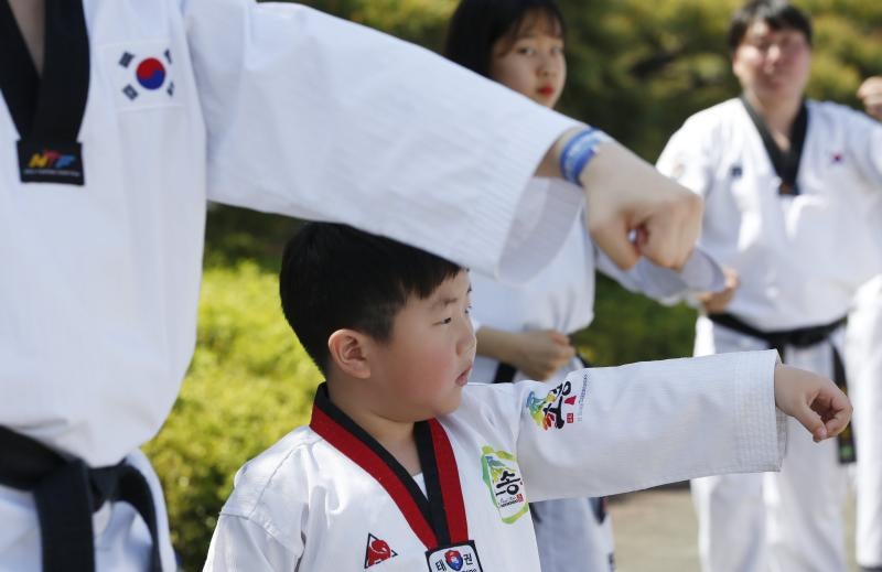 Diez mil deportistas de Taekwondo participan en una exhibición, delante del edificio de la Asamblea Nacional de Corea del Sur, en Seúl, para celebrar la declaración de este arte marcial como deporte oficial patrocinado por el Estado y para intentar marcar un nuevo récord Guinness de participantes. 