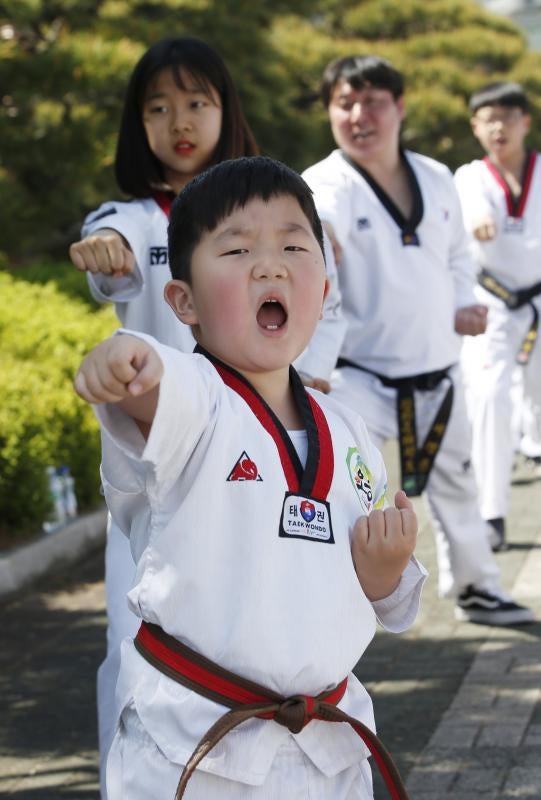 Diez mil deportistas de Taekwondo participan en una exhibición, delante del edificio de la Asamblea Nacional de Corea del Sur, en Seúl, para celebrar la declaración de este arte marcial como deporte oficial patrocinado por el Estado y para intentar marcar un nuevo récord Guinness de participantes. 