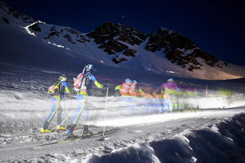 La carrera 'Patrulla de los Glaciares' (' Glacier Patrol race'), en las cercanías de Arolla, Suiza, recorre la frontera montañosa entre Suiza e Italia, desde Zermatt a Verbier. Organizada por la armada suiza, los competidores corren 53 kilómetros, ascendiendo 3.994 metros y descendiendo 4.090 metros, durante tres días de competición.