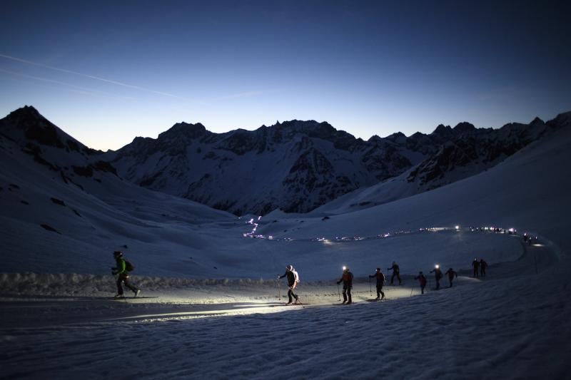 La carrera 'Patrulla de los Glaciares' (' Glacier Patrol race'), en las cercanías de Arolla, Suiza, recorre la frontera montañosa entre Suiza e Italia, desde Zermatt a Verbier. Organizada por la armada suiza, los competidores corren 53 kilómetros, ascendiendo 3.994 metros y descendiendo 4.090 metros, durante tres días de competición.