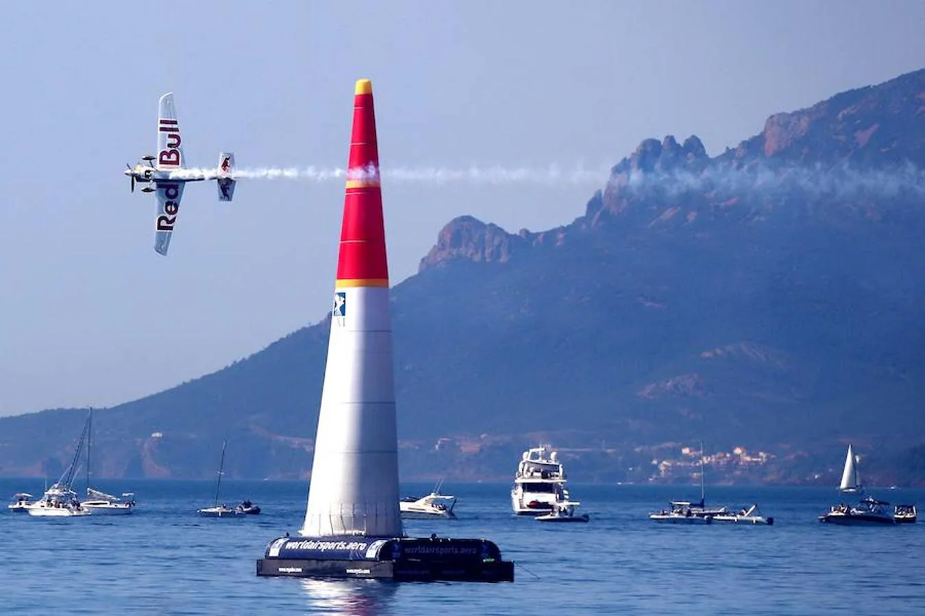 El cielo de la localidad francesa ha sido el elegido por la marca Red Bull para acoger la competición mundial de acrobacias aéreas 