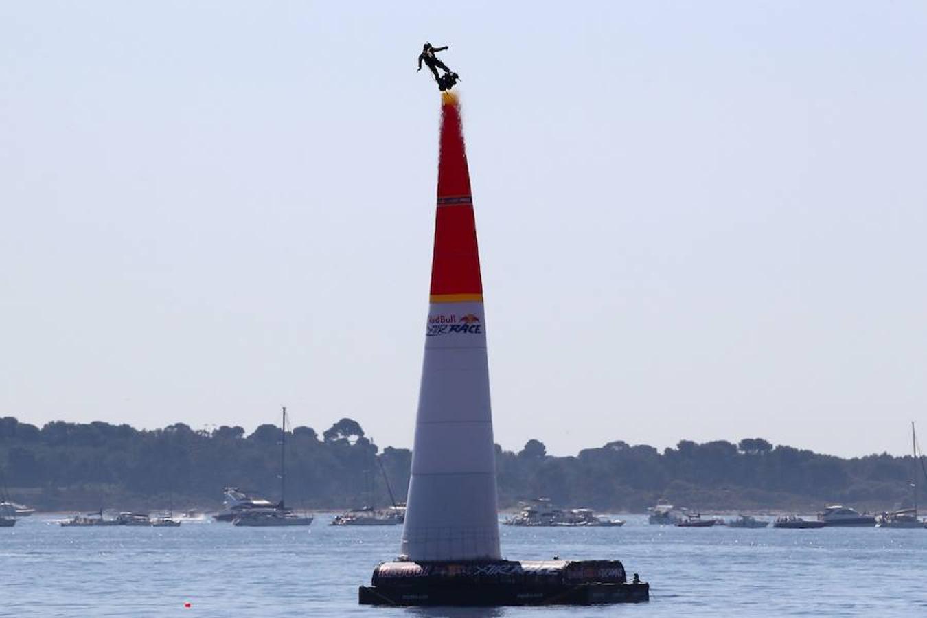 El cielo de la localidad francesa ha sido el elegido por la marca Red Bull para acoger la competición mundial de acrobacias aéreas 