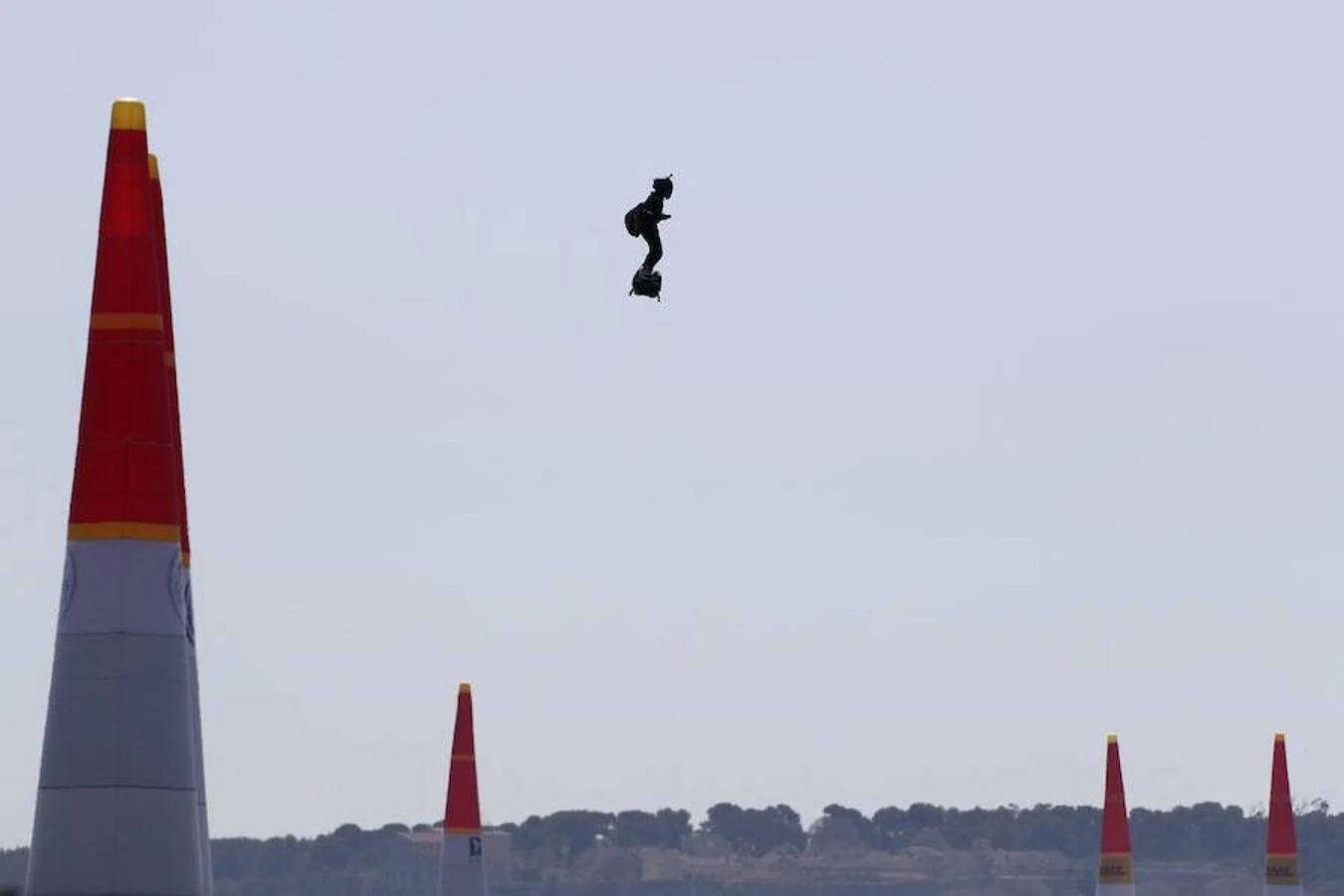 El cielo de la localidad francesa ha sido el elegido por la marca Red Bull para acoger la competición mundial de acrobacias aéreas 
