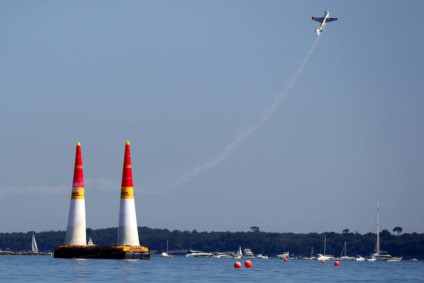 El cielo de la localidad francesa ha sido el elegido por la marca Red Bull para acoger la competición mundial de acrobacias aéreas 