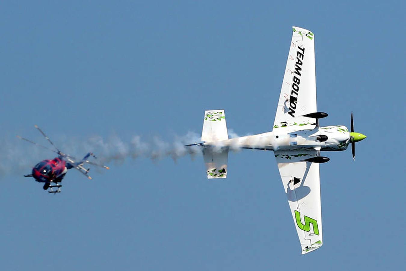 El cielo de la localidad francesa ha sido el elegido por la marca Red Bull para acoger la competición mundial de acrobacias aéreas 