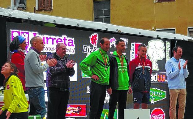 Kamel Ziani. En lo más alto del podio como ganador de la categoría de más de 45 años y en plena carrera durante el pasado fin de semana en la localidad vizcaína de Iurreta.