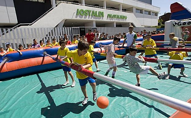 Un grupo de niños juega en una fiesta del deporte escolar organizada por el concorsio transfronterizo Bidasoa-Txingudi. 