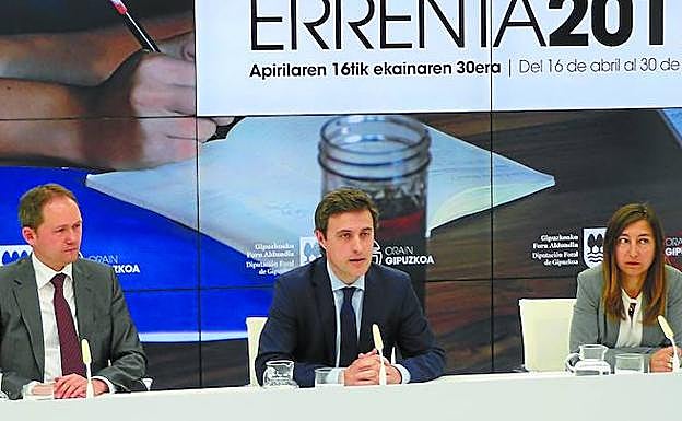 Los responsables del fisco foral, Perona, Larrañaga y Domínguez, durante la presentación de la Campaña de la Renta.