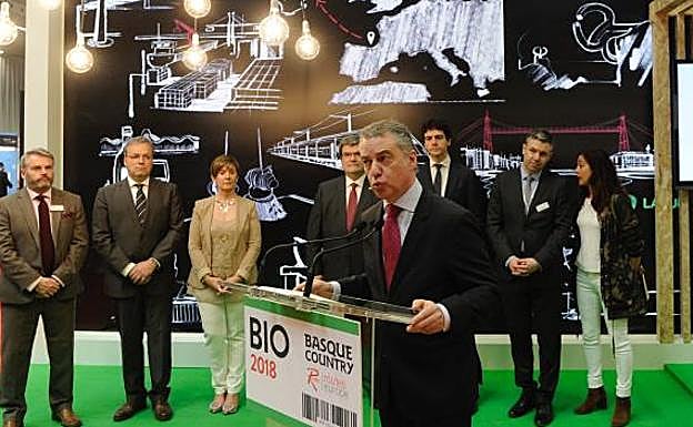El lehendakari, junto con otros representantes institucionales, en la inauguración del congreso.