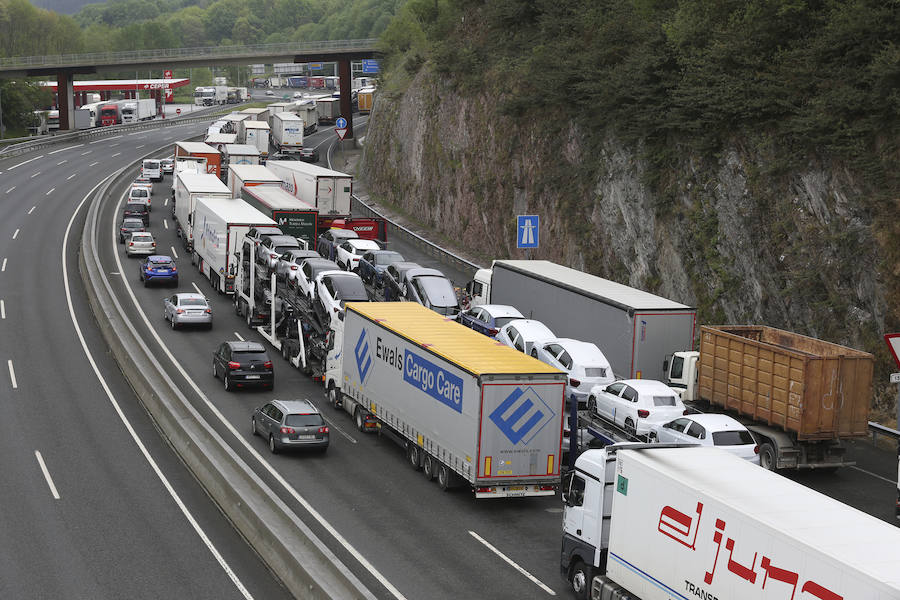 Una protesta laboral llevada a cabo por los ferroviarios franceses en Hendaya ha provocado un importante colapso circulatorio tanto en la Ap-8 hacia el peaje de Biriatou como en las carreteras comarcales hacia Irun