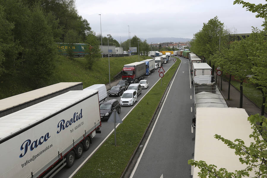 Una protesta laboral llevada a cabo por los ferroviarios franceses en Hendaya ha provocado un importante colapso circulatorio tanto en la Ap-8 hacia el peaje de Biriatou como en las carreteras comarcales hacia Irun