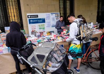 Imagen secundaria 1 - Libros al aire libre en la Plaza Gipuzkoa