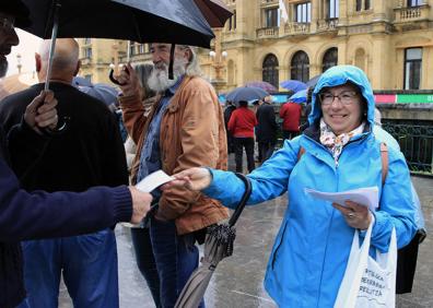 Imagen secundaria 1 - Tres momentos de la concentración de San Sebastián