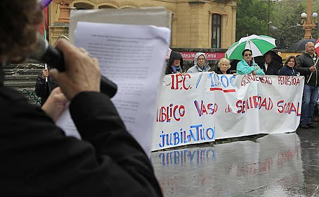 Imagen principal - Tres momentos de la concentración de San Sebastián