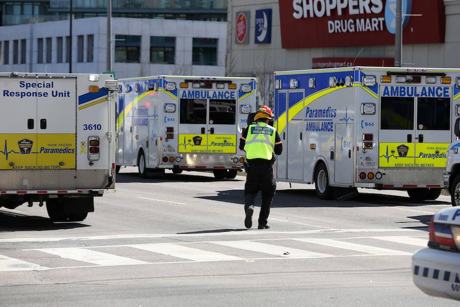 Al menos nueve personas murieron y 16 quedaron heridas el lunes en Toronto, luego de que una camioneta se lanzara a toda velocidad sobre una acera atropellando a varios peatones, informó la policía.