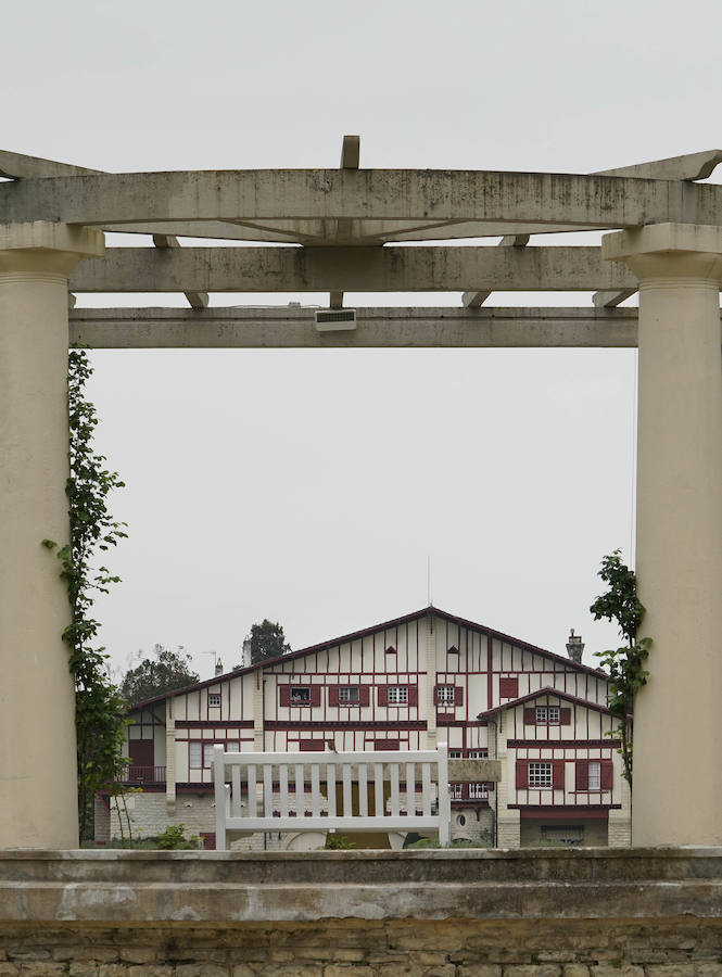 El palacete de Villa Arnaga, en Kanbo fue el resultado de un sueño hecho realidad, el del retiro vasco de Edmon Rostand, autor de la célebre 'Cyrano de Bergerac'. Se trata de un lugar emblemático: el palacete de estilo neo vasco que mandó construir por Rostand en 1903, tres años después de establecerse en esta localidad termal para tratarse la pleuresía que padecía.