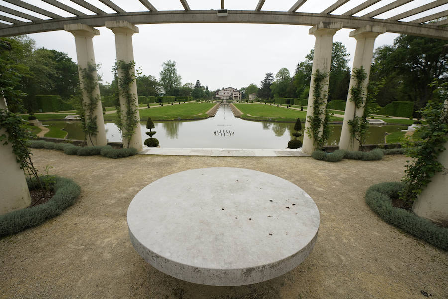 El palacete de Villa Arnaga, en Kanbo fue el resultado de un sueño hecho realidad, el del retiro vasco de Edmon Rostand, autor de la célebre 'Cyrano de Bergerac'. Se trata de un lugar emblemático: el palacete de estilo neo vasco que mandó construir por Rostand en 1903, tres años después de establecerse en esta localidad termal para tratarse la pleuresía que padecía.