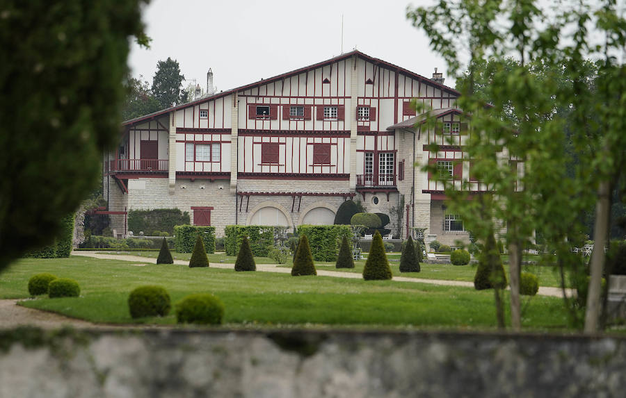 El palacete de Villa Arnaga, en Kanbo fue el resultado de un sueño hecho realidad, el del retiro vasco de Edmon Rostand, autor de la célebre 'Cyrano de Bergerac'. Se trata de un lugar emblemático: el palacete de estilo neo vasco que mandó construir por Rostand en 1903, tres años después de establecerse en esta localidad termal para tratarse la pleuresía que padecía.