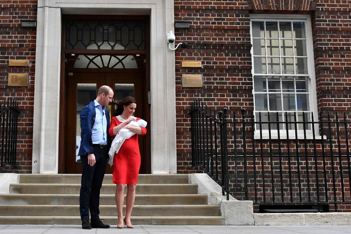 La tienda donostiarra Irulea viste en su primera aparición pública al nuevo miembro de la familia real británica