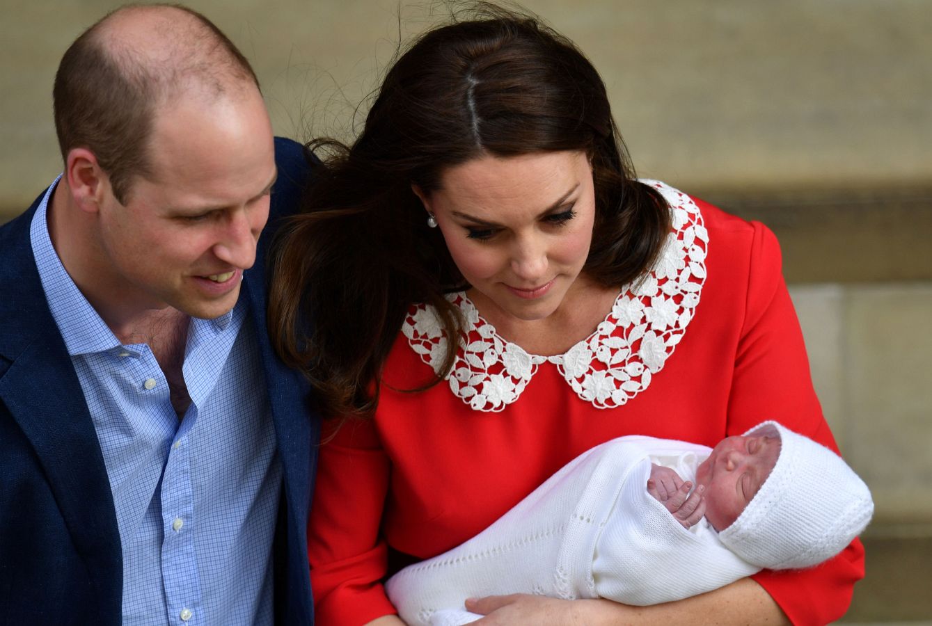 La tienda donostiarra Irulea viste en su primera aparición pública al nuevo miembro de la familia real británica