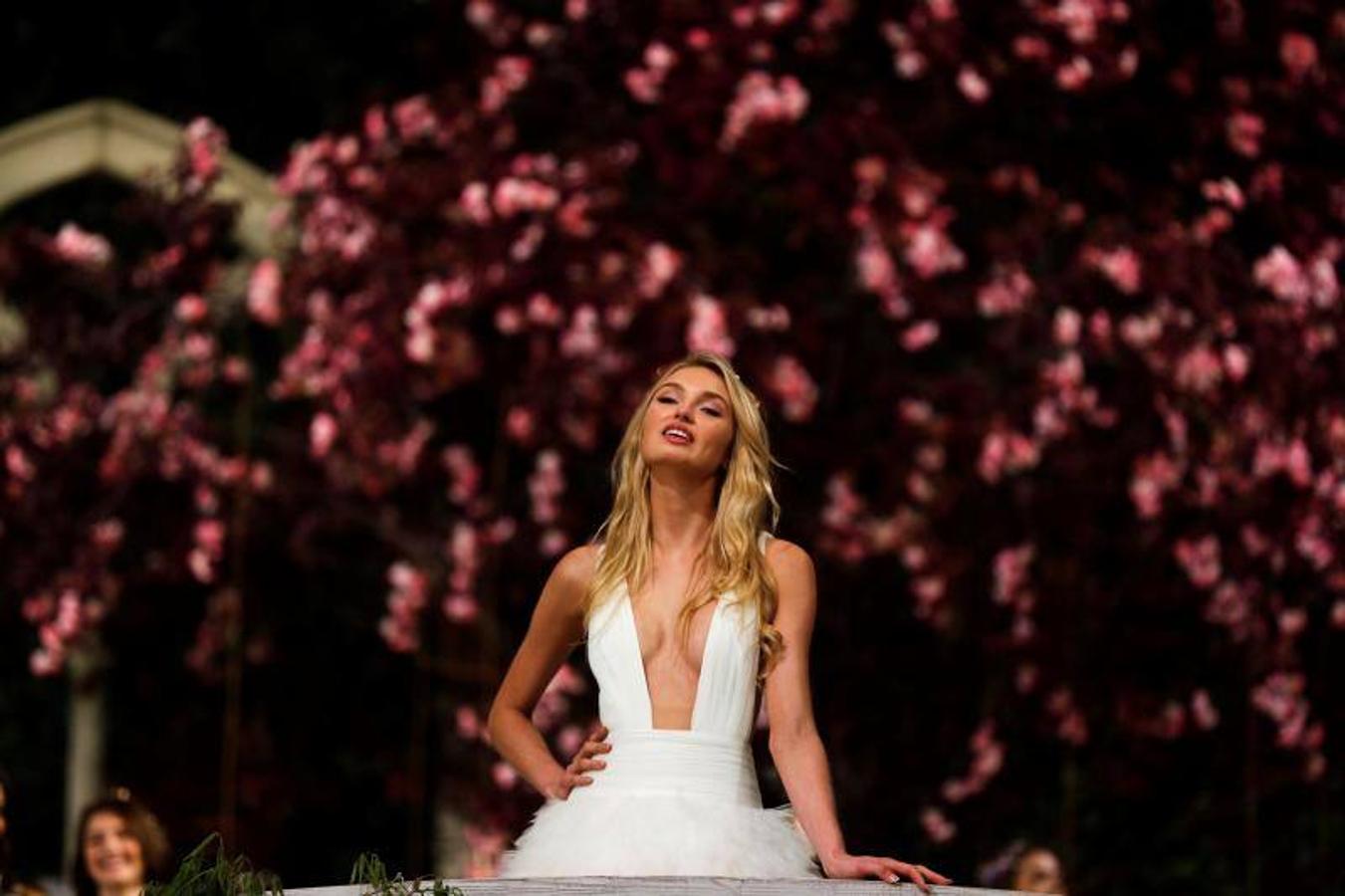 Ponovias ha sido la encragada de inaugurar la Barcelona Bridal Fashion Week en el Pabellón Italiano de Montjuïc con sus nuevas propuestas de su colección Atelier 2019, inspirada en el florecimiento de los grandes momentos, en una cita que contará con más de 1.500 invitados.