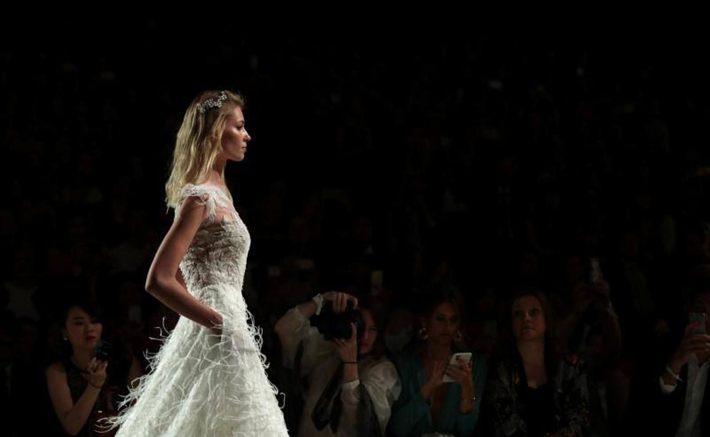 Ponovias ha sido la encragada de inaugurar la Barcelona Bridal Fashion Week en el Pabellón Italiano de Montjuïc con sus nuevas propuestas de su colección Atelier 2019, inspirada en el florecimiento de los grandes momentos, en una cita que contará con más de 1.500 invitados.