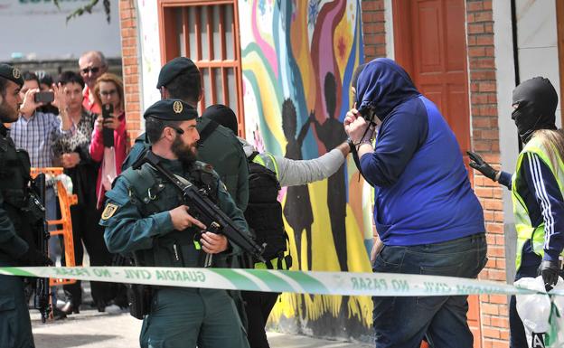 Efectivos de la Guardia Civil se llevan al presunto yihadista.tras el registro de su domiclio .