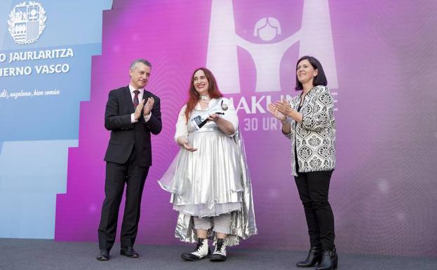 La entrega del premio a Virginia Imaz