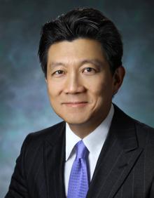 Imagen secundaria 2 - Un dibujo del primer trasplante de pene y escroto realizado por la Facultad de Medicina de la Universidad Johns Hopkins. El equipo médico y Wei-Ping Andrew Lee