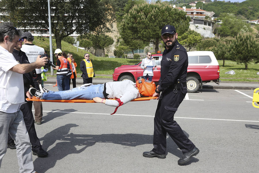 Aena ha llevado a cabo este martes un simulacro de accidente aéreo en el aeropuerto de Hondarribia. Se ha realizado con un avión con capacidad para 8 a 13 personas y de 15,6 metros de longitud que ha simulado caer contra el suelo en este parking cercano al recinto aeroportuario.