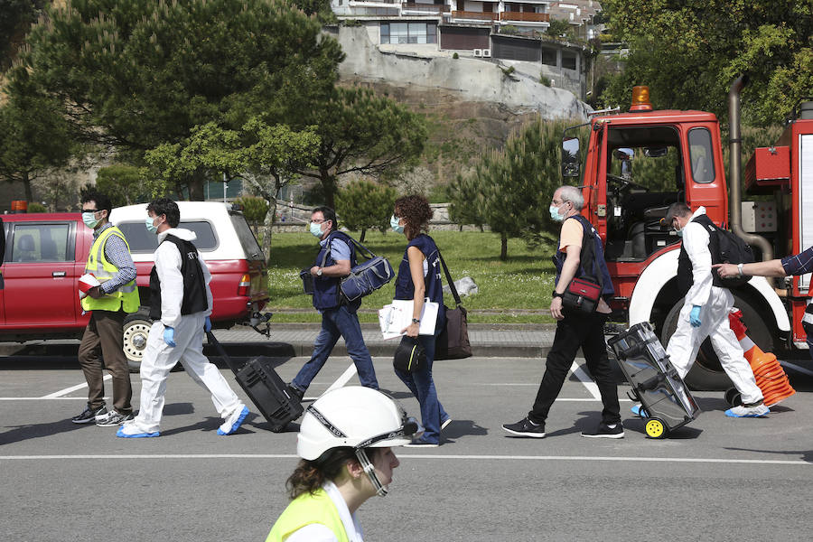 Aena ha llevado a cabo este martes un simulacro de accidente aéreo en el aeropuerto de Hondarribia. Se ha realizado con un avión con capacidad para 8 a 13 personas y de 15,6 metros de longitud que ha simulado caer contra el suelo en este parking cercano al recinto aeroportuario.