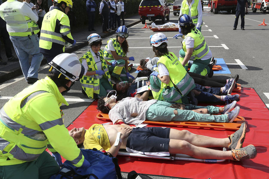 Aena ha llevado a cabo este martes un simulacro de accidente aéreo en el aeropuerto de Hondarribia. Se ha realizado con un avión con capacidad para 8 a 13 personas y de 15,6 metros de longitud que ha simulado caer contra el suelo en este parking cercano al recinto aeroportuario.