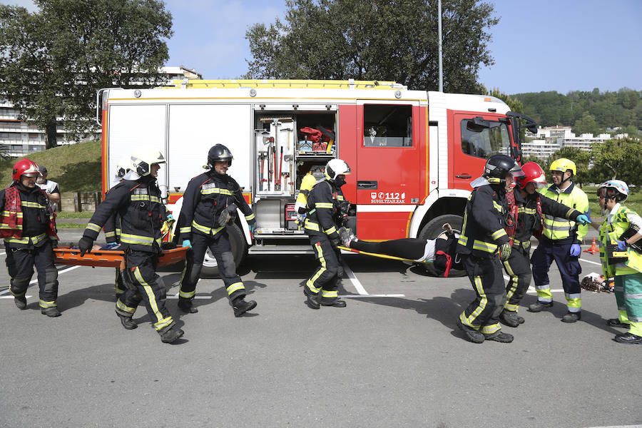 Aena ha llevado a cabo este martes un simulacro de accidente aéreo en el aeropuerto de Hondarribia. Se ha realizado con un avión con capacidad para 8 a 13 personas y de 15,6 metros de longitud que ha simulado caer contra el suelo en este parking cercano al recinto aeroportuario.