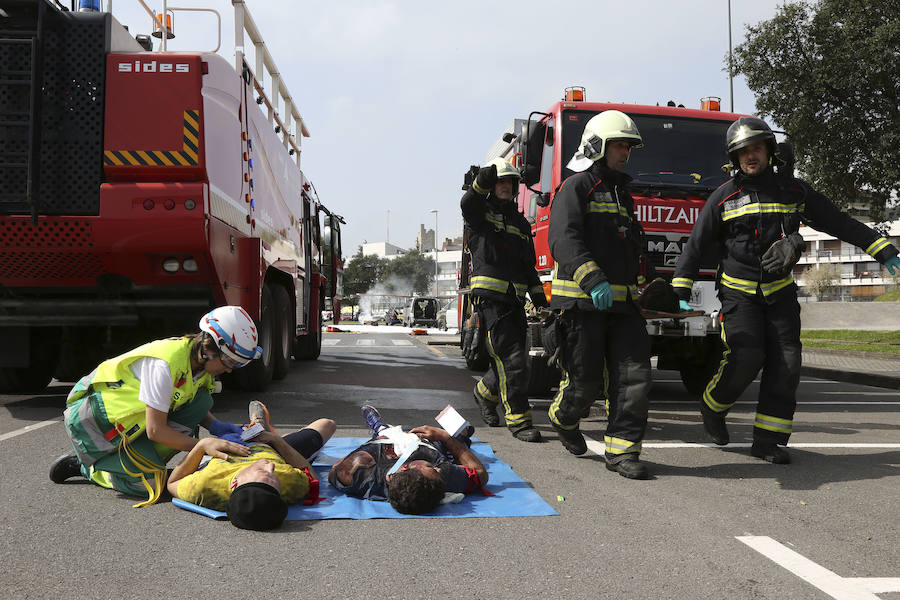 Aena ha llevado a cabo este martes un simulacro de accidente aéreo en el aeropuerto de Hondarribia. Se ha realizado con un avión con capacidad para 8 a 13 personas y de 15,6 metros de longitud que ha simulado caer contra el suelo en este parking cercano al recinto aeroportuario.