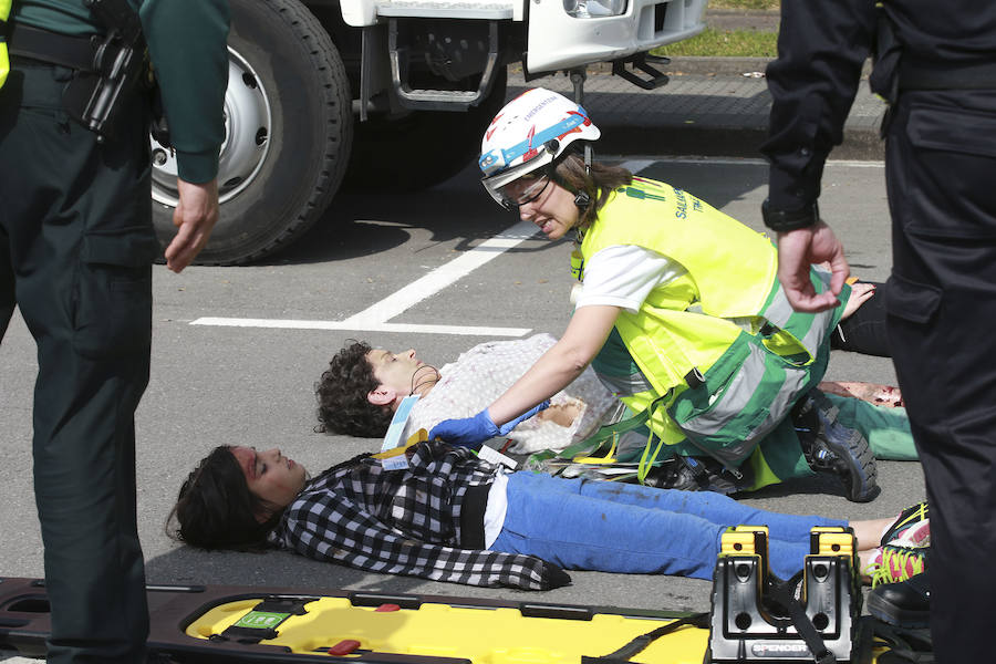 Aena ha llevado a cabo este martes un simulacro de accidente aéreo en el aeropuerto de Hondarribia. Se ha realizado con un avión con capacidad para 8 a 13 personas y de 15,6 metros de longitud que ha simulado caer contra el suelo en este parking cercano al recinto aeroportuario.
