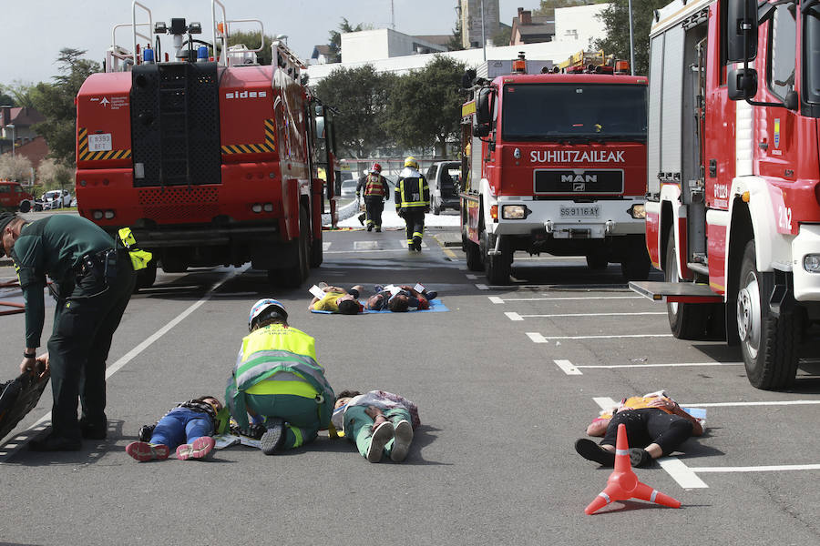 Aena ha llevado a cabo este martes un simulacro de accidente aéreo en el aeropuerto de Hondarribia. Se ha realizado con un avión con capacidad para 8 a 13 personas y de 15,6 metros de longitud que ha simulado caer contra el suelo en este parking cercano al recinto aeroportuario.