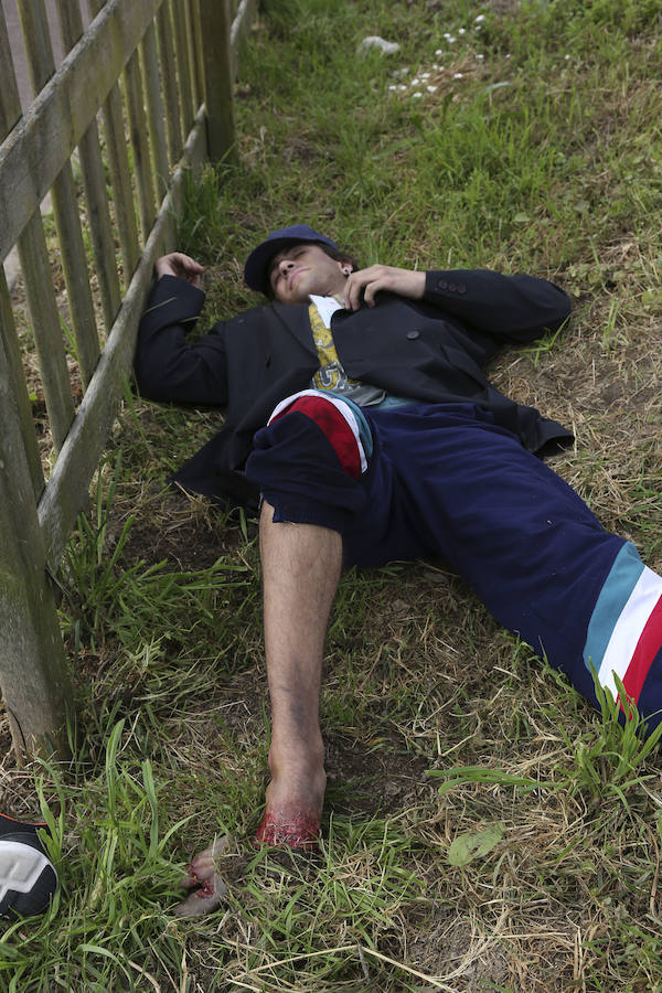 Aena ha llevado a cabo este martes un simulacro de accidente aéreo en el aeropuerto de Hondarribia. Se ha realizado con un avión con capacidad para 8 a 13 personas y de 15,6 metros de longitud que ha simulado caer contra el suelo en este parking cercano al recinto aeroportuario.