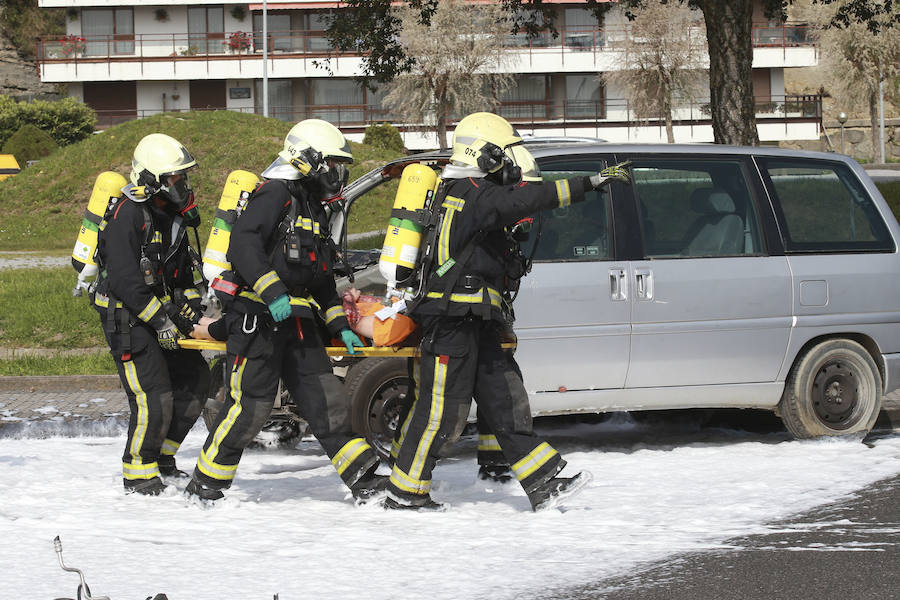 Aena ha llevado a cabo este martes un simulacro de accidente aéreo en el aeropuerto de Hondarribia. Se ha realizado con un avión con capacidad para 8 a 13 personas y de 15,6 metros de longitud que ha simulado caer contra el suelo en este parking cercano al recinto aeroportuario.