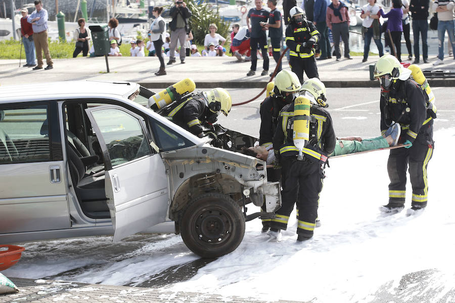 Aena ha llevado a cabo este martes un simulacro de accidente aéreo en el aeropuerto de Hondarribia. Se ha realizado con un avión con capacidad para 8 a 13 personas y de 15,6 metros de longitud que ha simulado caer contra el suelo en este parking cercano al recinto aeroportuario.